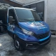 Fiat Strada com guindaste e plotagem azul DJA Manutenções