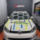Volkswagen Golf branco com tema Forza Horizon no capô