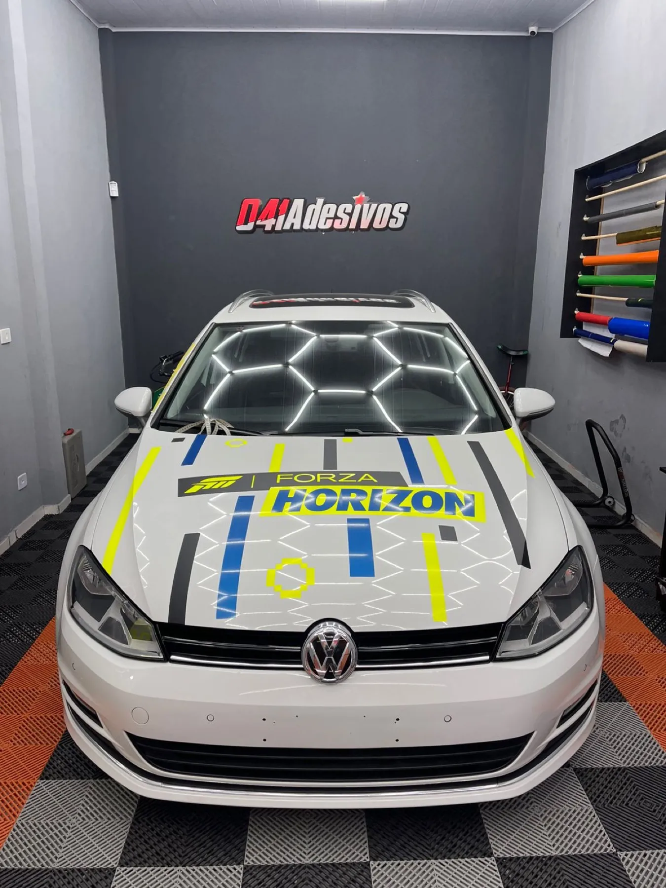 Volkswagen Golf branco com tema Forza Horizon no capô