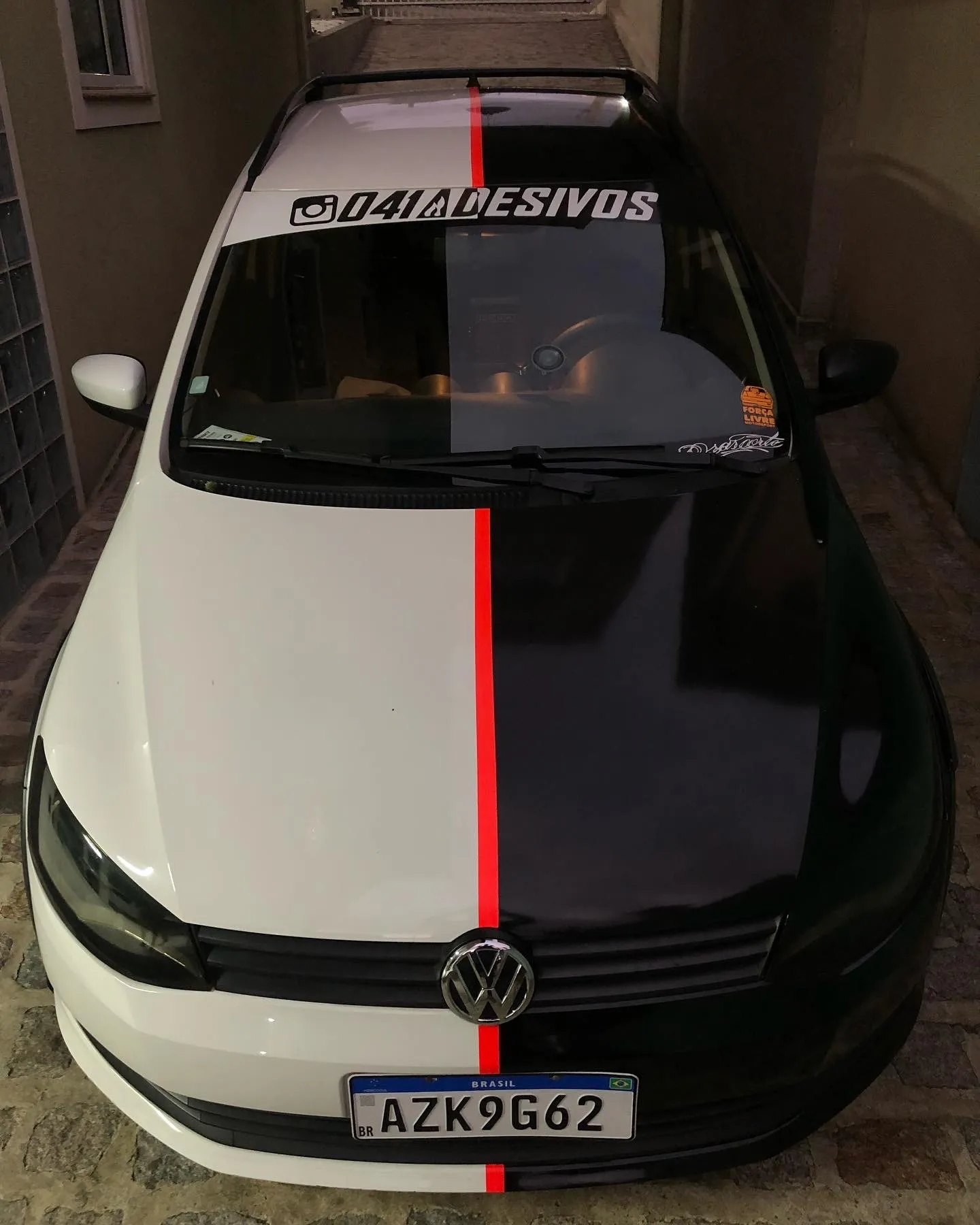 Volkswagen Gol bicolor preto e branco com faixa vermelha