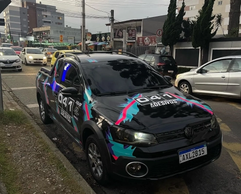 Saveiro 041 com grafismo colorido na rua, primeira loja 2020