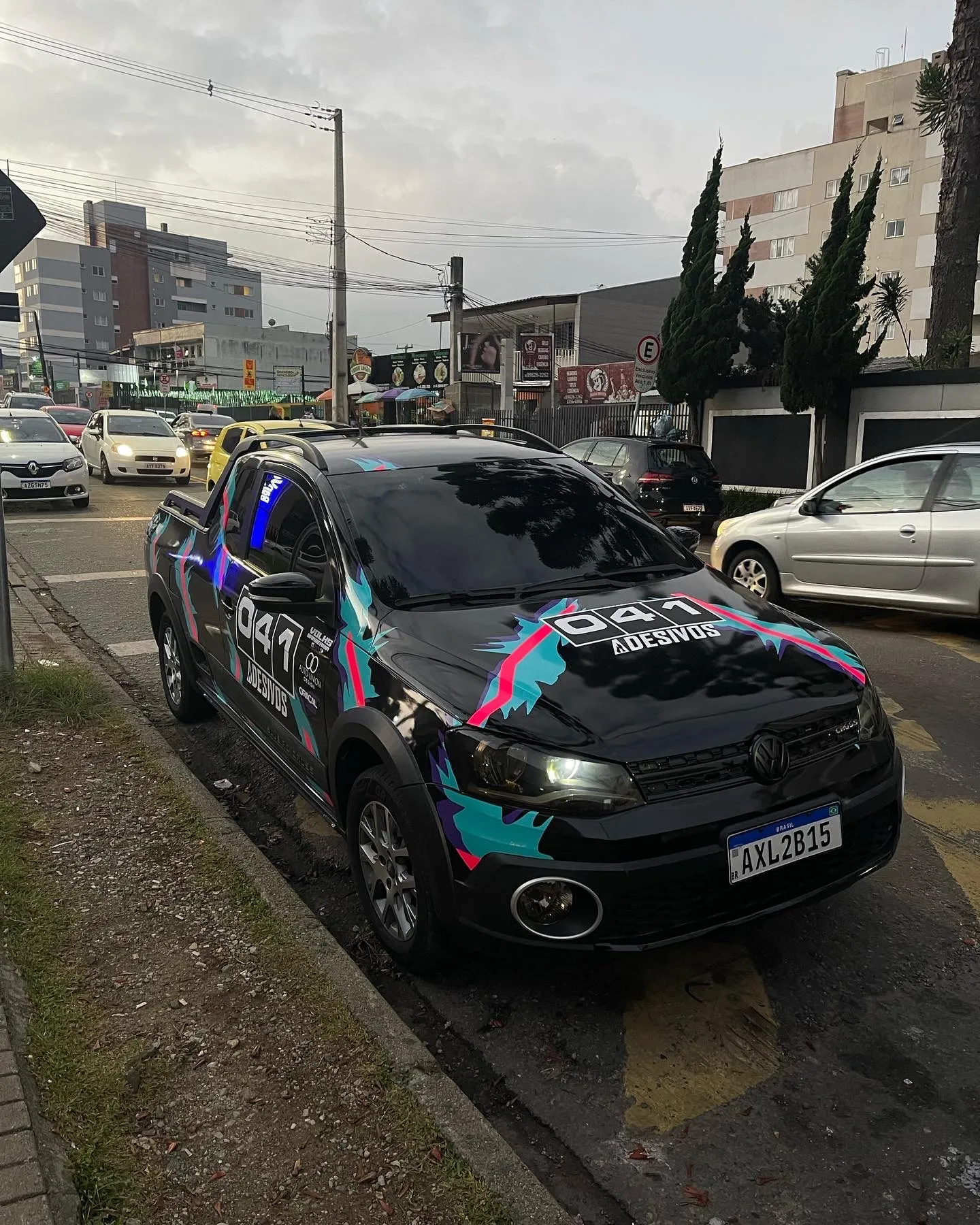 Saveiro 041 com grafismo colorido na rua, primeira loja 2020