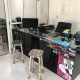 Balcão da primeira loja 041 Adesivos com capacetes e adesivos