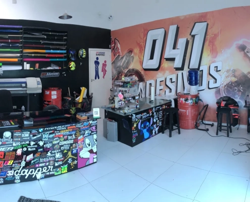 Interior da primeira loja 041 com painel grafitado e plotter