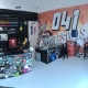 Interior da primeira loja 041 com painel grafitado e plotter