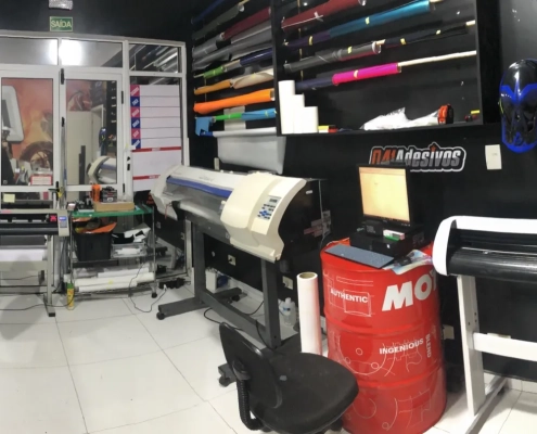 Área de produção da primeira loja 041 com plotter e recortadora