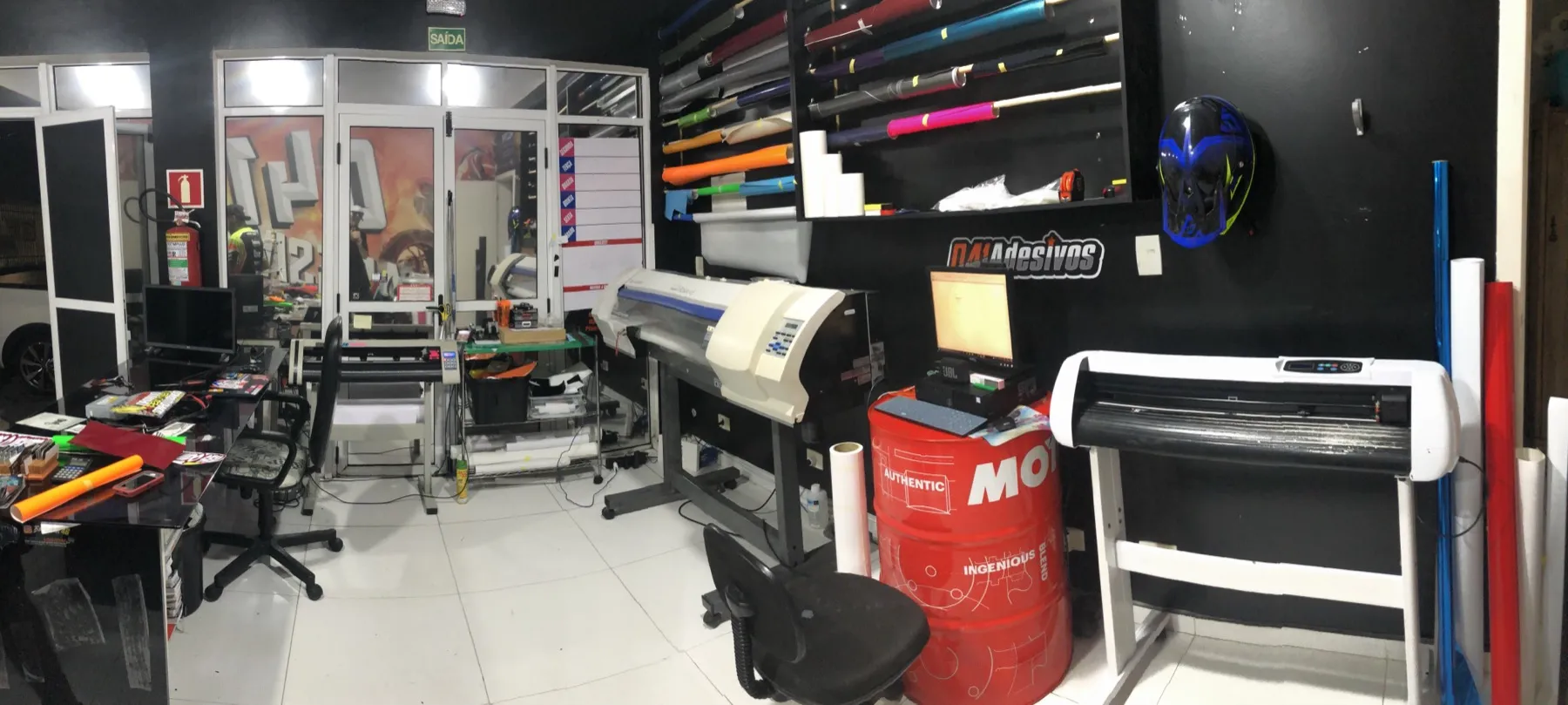 Área de produção da primeira loja 041 com plotter e recortadora