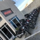 Fachada da primeira loja 041 Adesivos com fila de motos