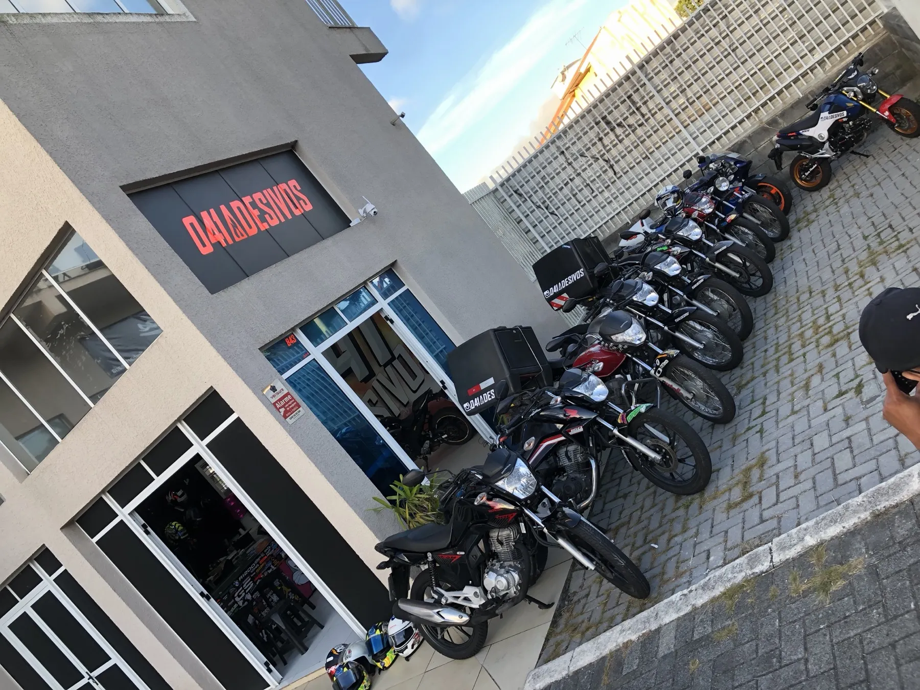 Fachada da primeira loja 041 Adesivos com fila de motos