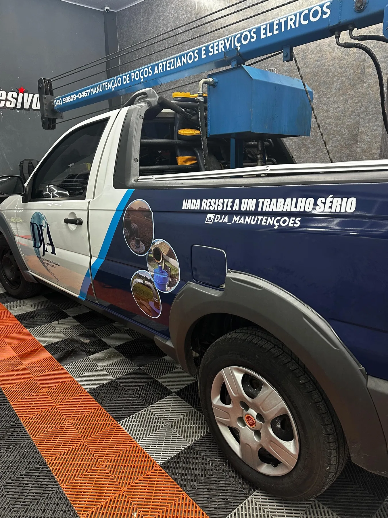 Fiat Strada branca DJA Manutenções de frente na oficina