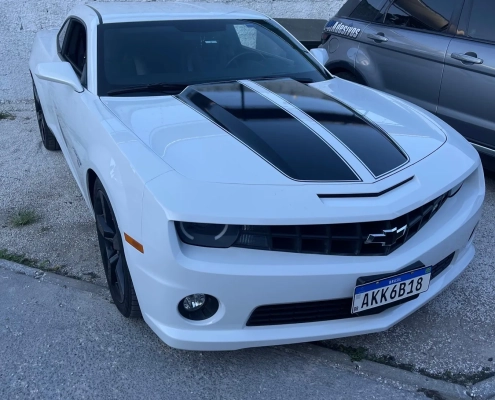 Chevrolet Camaro branco com faixas esportivas pretas