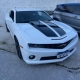 Chevrolet Camaro branco com faixas esportivas pretas