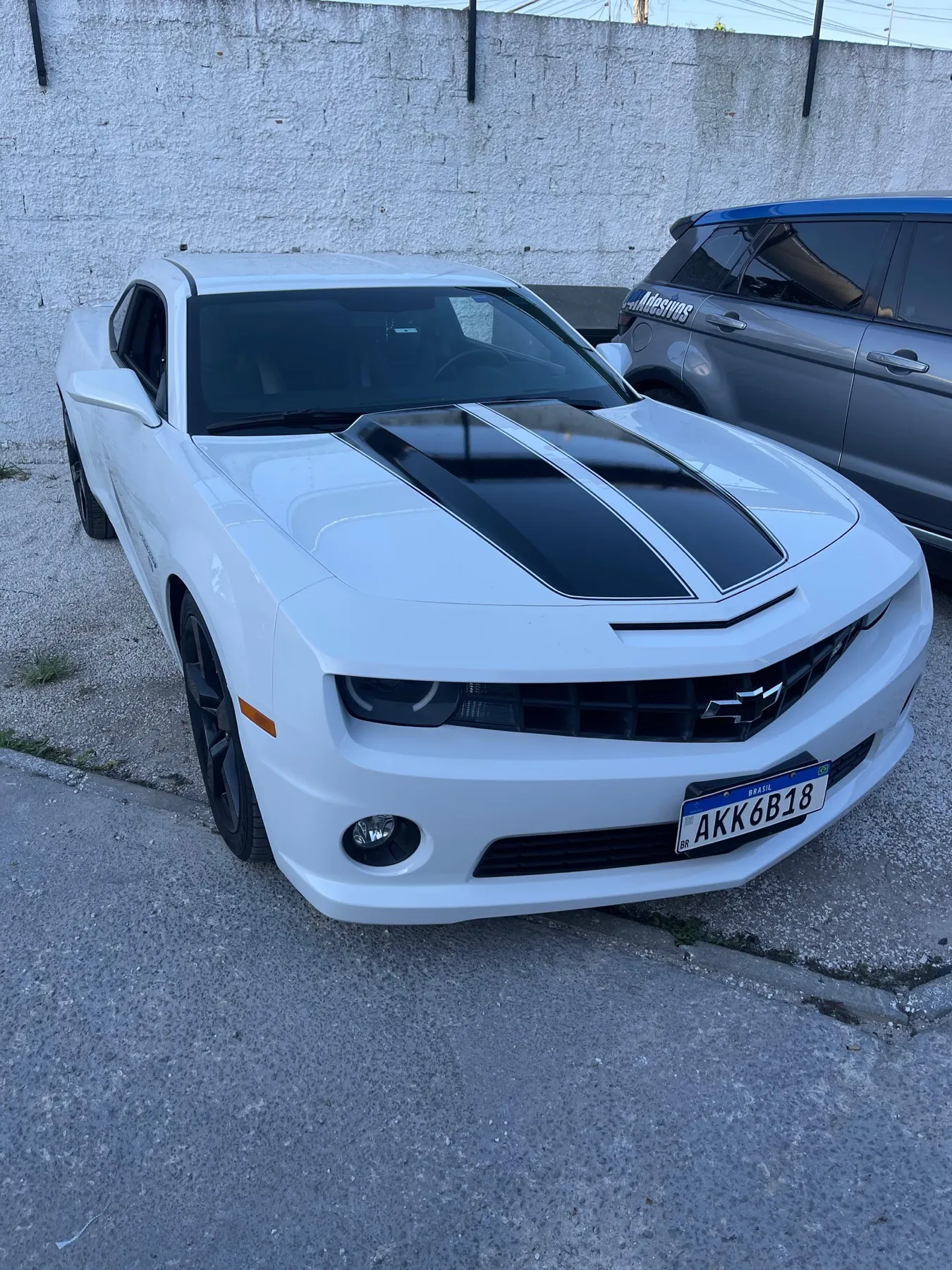 Chevrolet Camaro branco com faixas esportivas pretas