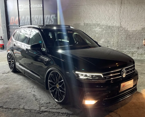 Volkswagen Tiguan R-Line preta rebaixada na loja à noite