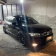 Volkswagen Tiguan R-Line preta rebaixada na loja à noite