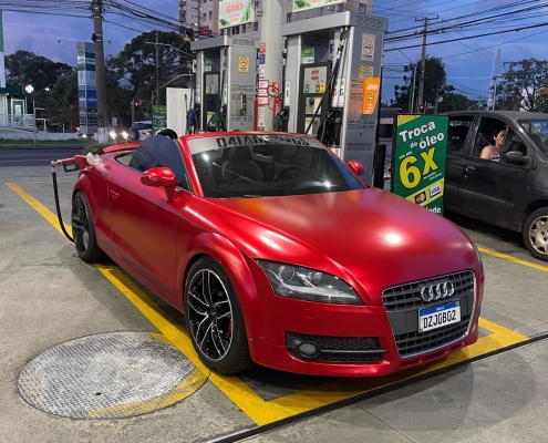 Audi TT Roadster vermelho fosco envelopado em posto
