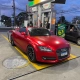 Audi TT Roadster vermelho fosco envelopado em posto