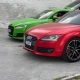 Dois Audi TT envelopados, verde-limão e vermelho fosco