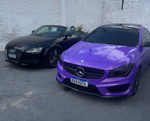 Mercedes-Benz CLA roxo metálico ao lado de Audi TT preto