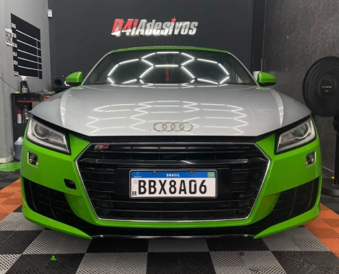 Audi TT prata fosco com detalhes verde-limão na loja