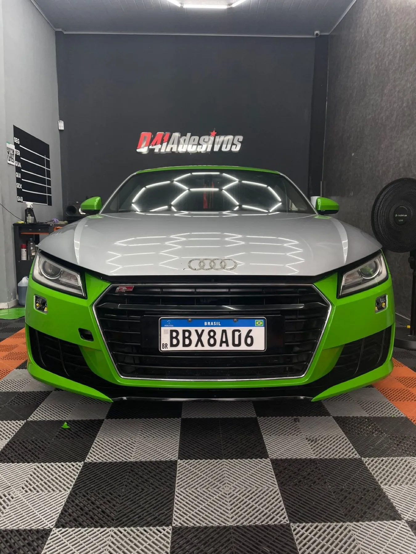 Audi TT prata fosco com detalhes verde-limão na loja