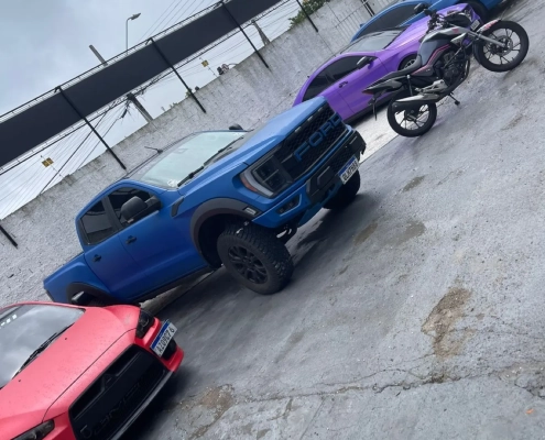 Ford Ranger Raptor azul envelopada no pátio da 041