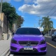 Mercedes-Benz CLA roxo cromado de frente em rua