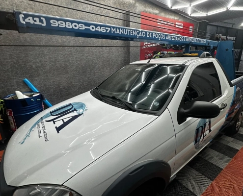 Lateral de Fiat Strada DJA Manutenções com guindaste