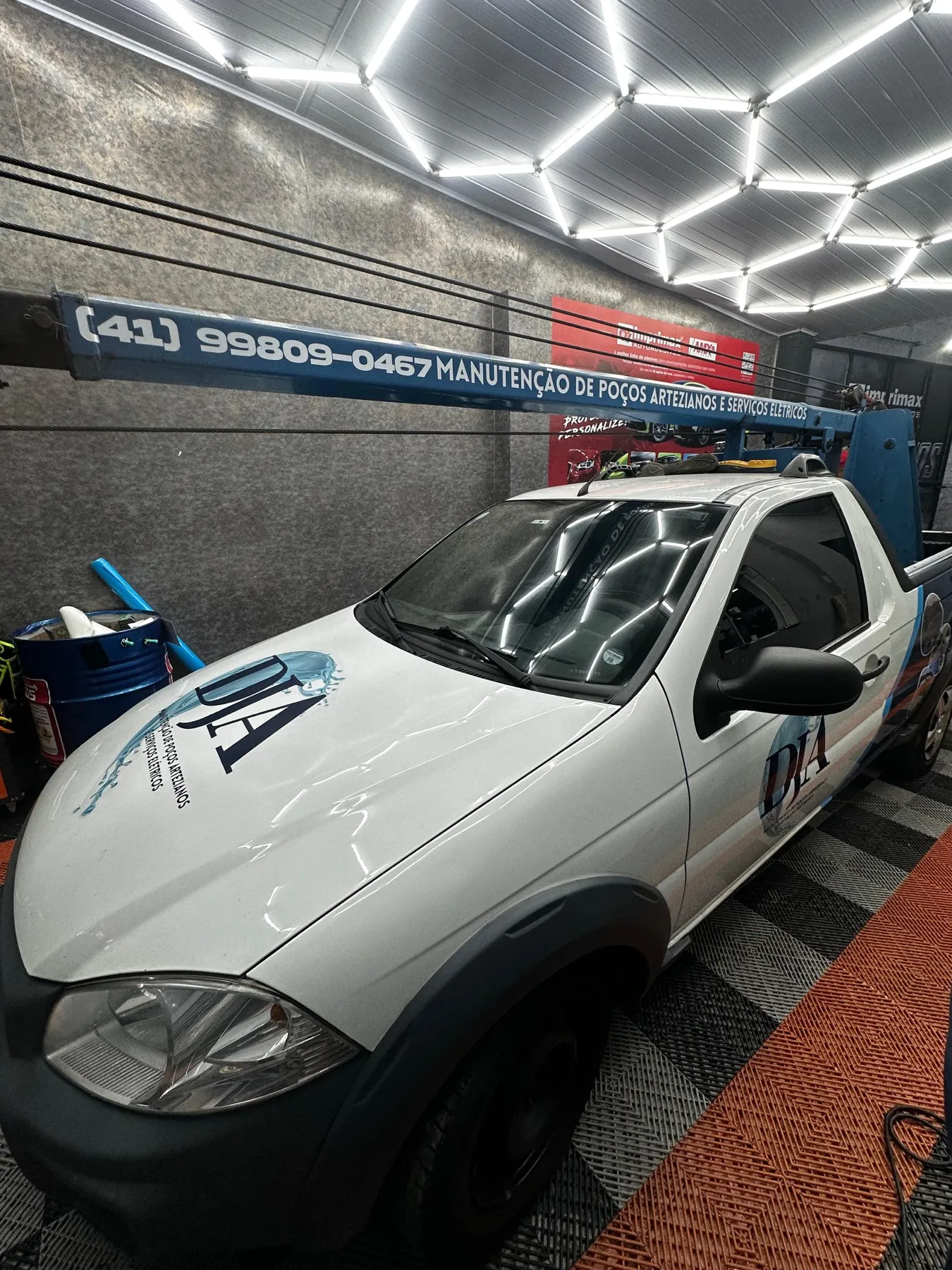 Lateral de Fiat Strada DJA Manutenções com guindaste