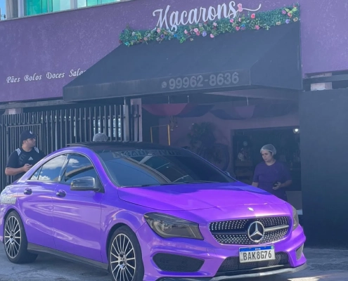 Mercedes-Benz CLA roxo cromado em frente a confeitaria