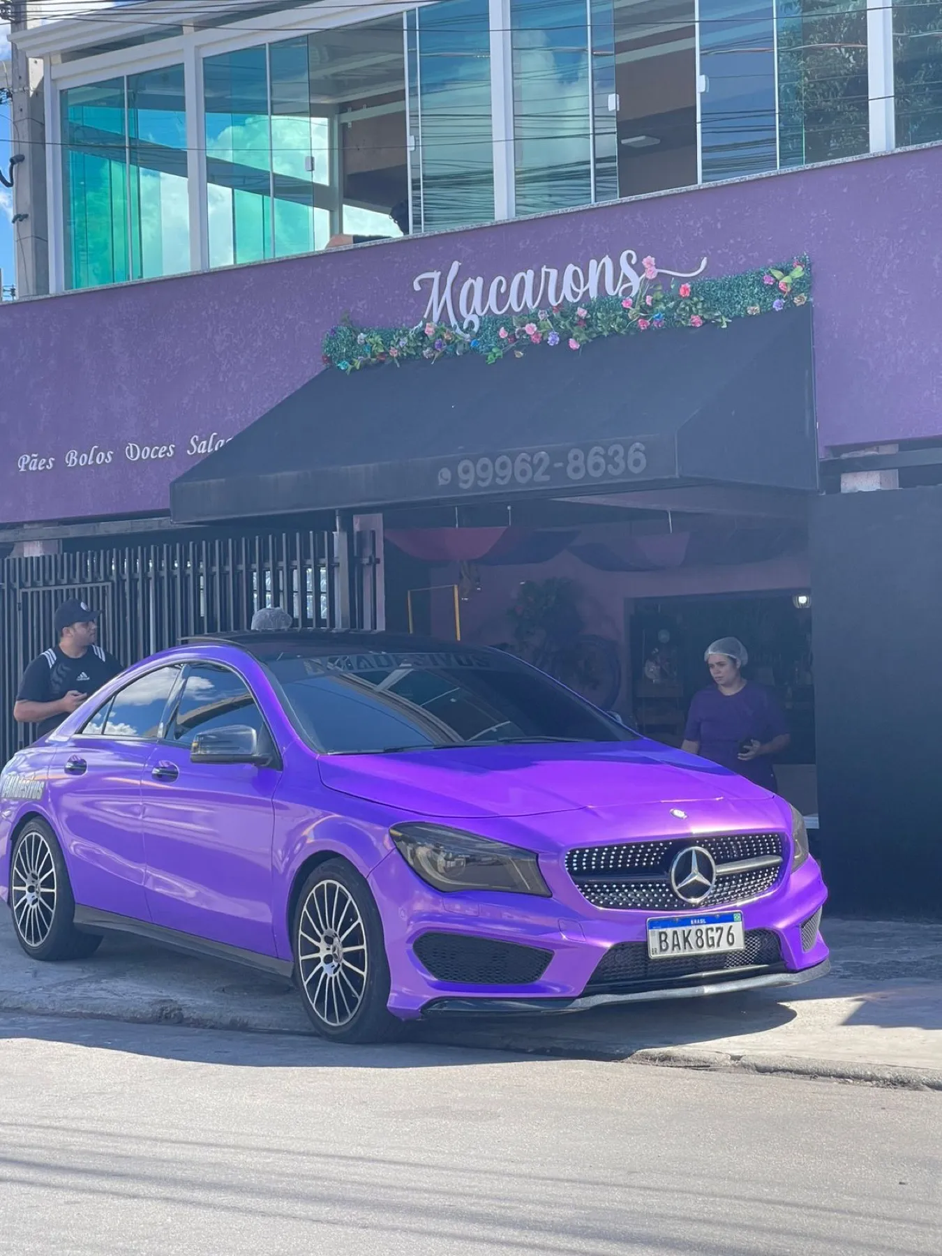 Mercedes-Benz CLA roxo cromado em frente a confeitaria