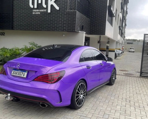 Mercedes-Benz CLA envelopado em roxo brilho, vista traseira