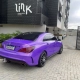 Mercedes-Benz CLA envelopado em roxo brilho, vista traseira