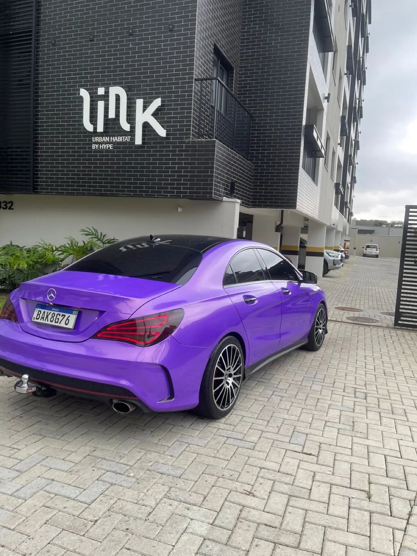Mercedes-Benz CLA envelopado em roxo brilho, vista traseira