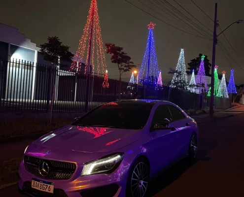Mercedes-Benz CLA roxo envelopado em registro noturno