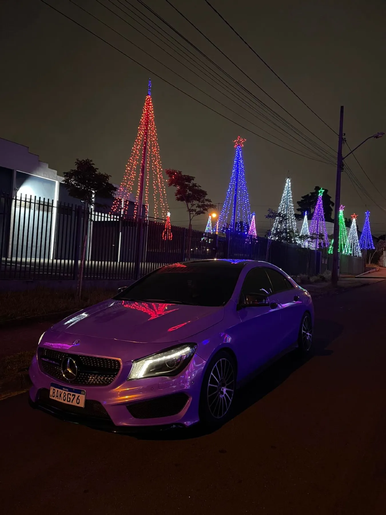 Mercedes-Benz CLA roxo envelopado em registro noturno