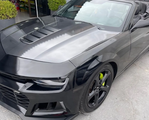 Chevrolet Camaro conversível preto na entrada da 041 Adesivos