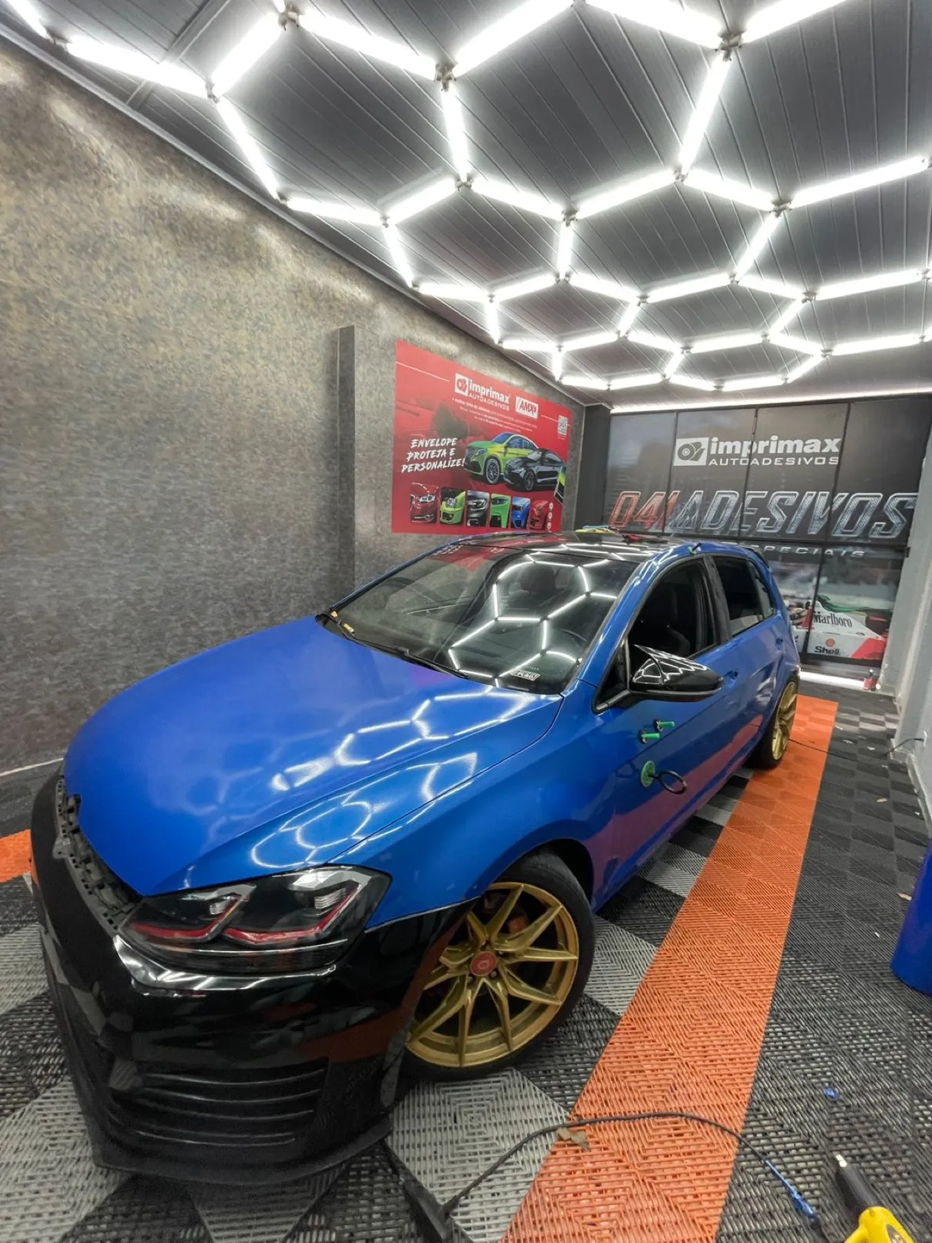 VW Golf GTI azul em envelopamento na cabine da 041 Adesivos