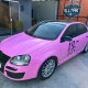 VW Jetta envelopado em rosa com recorte kanji preto