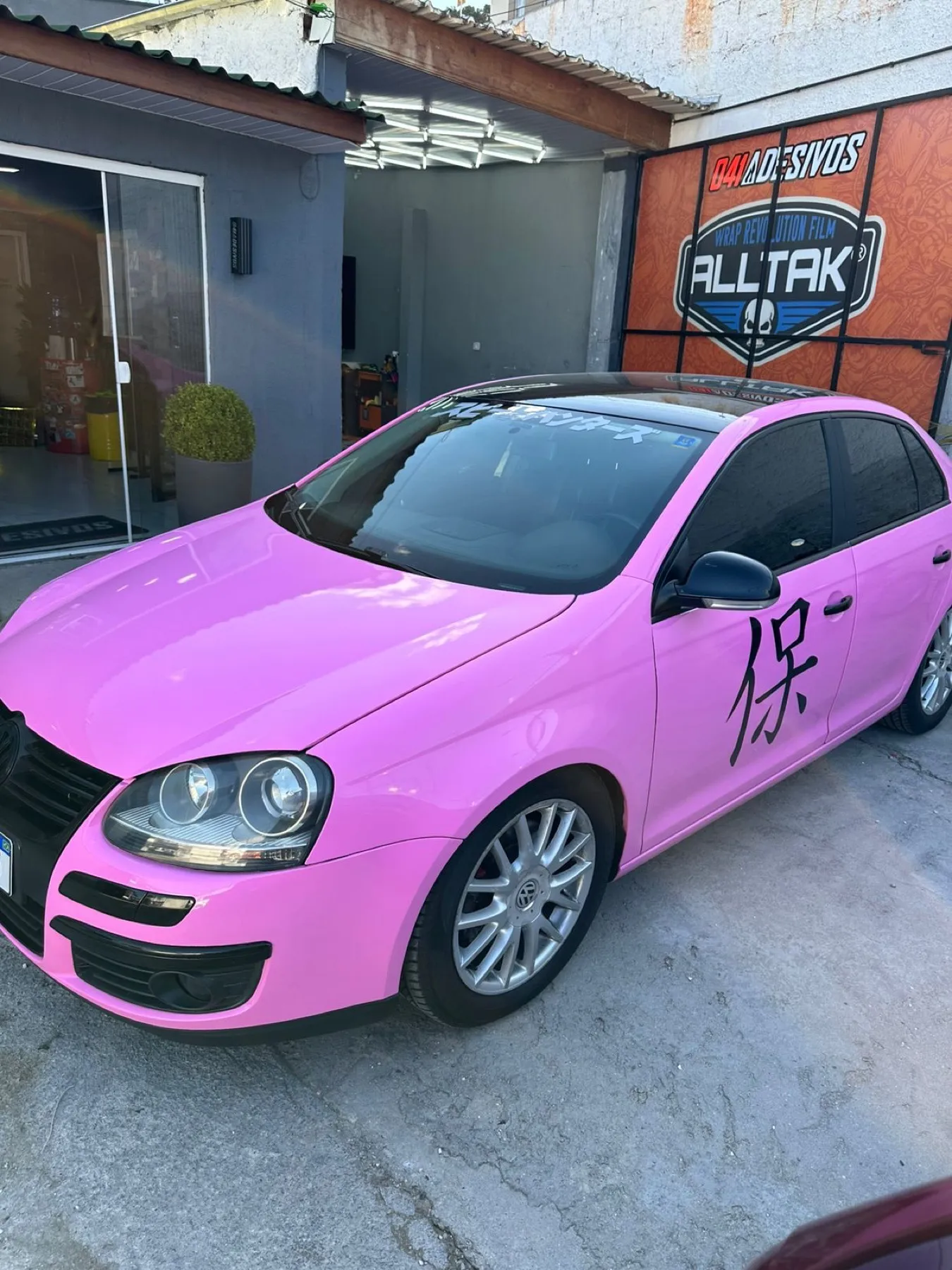 VW Jetta envelopado em rosa com recorte kanji preto