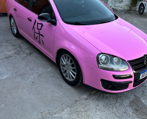 VW Jetta rosa envelopado, vista lateral com recorte kanji