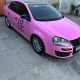 VW Jetta rosa envelopado, vista lateral com recorte kanji