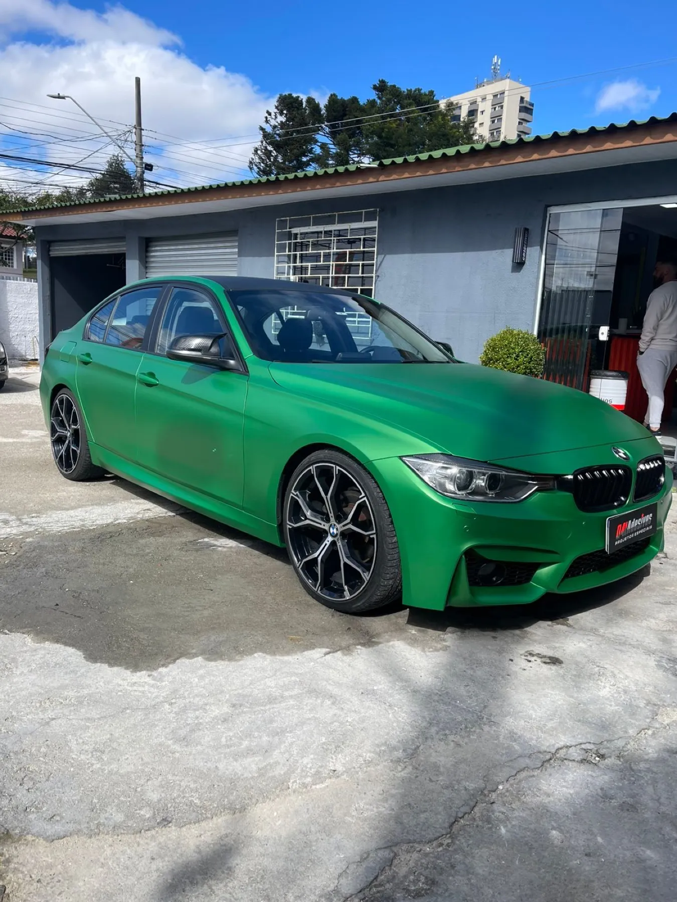 BMW Série 3 envelopado em verde metálico, vista dianteira
