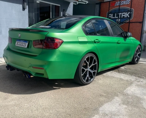 BMW Série 3 verde metálico envelopado, vista traseira
