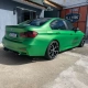 BMW Série 3 verde metálico envelopado, vista traseira