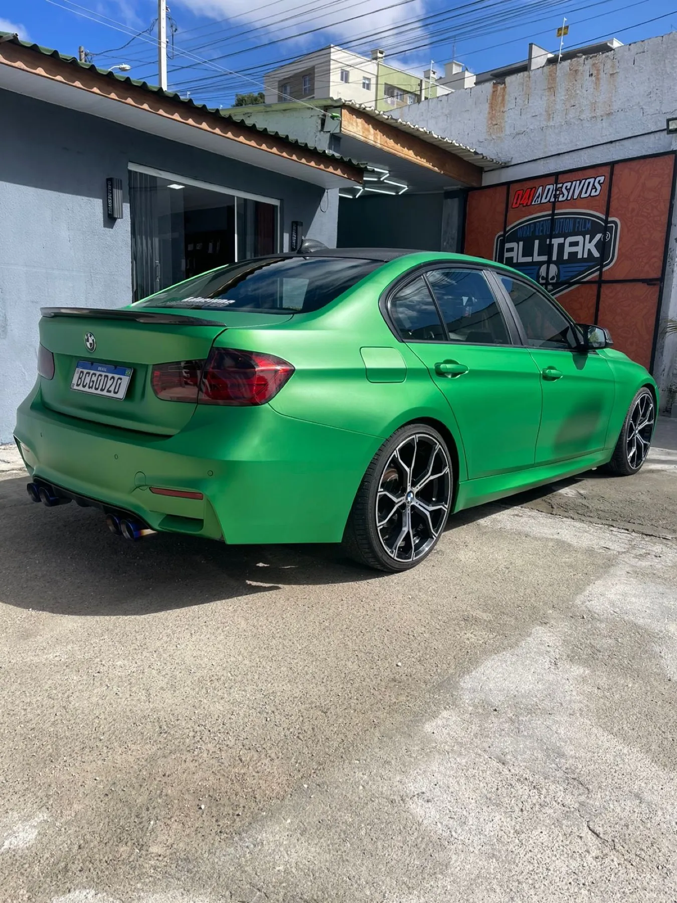 BMW Série 3 verde metálico envelopado, vista traseira
