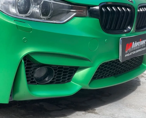 Detalhe da dianteira do BMW verde envelopado pela 041 Adesivos