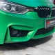 Detalhe da dianteira do BMW verde envelopado pela 041 Adesivos