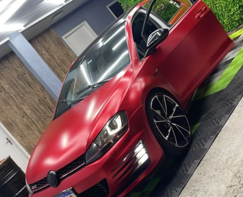 VW Golf GTI vermelho fosco com porta aberta na 041 Adesivos