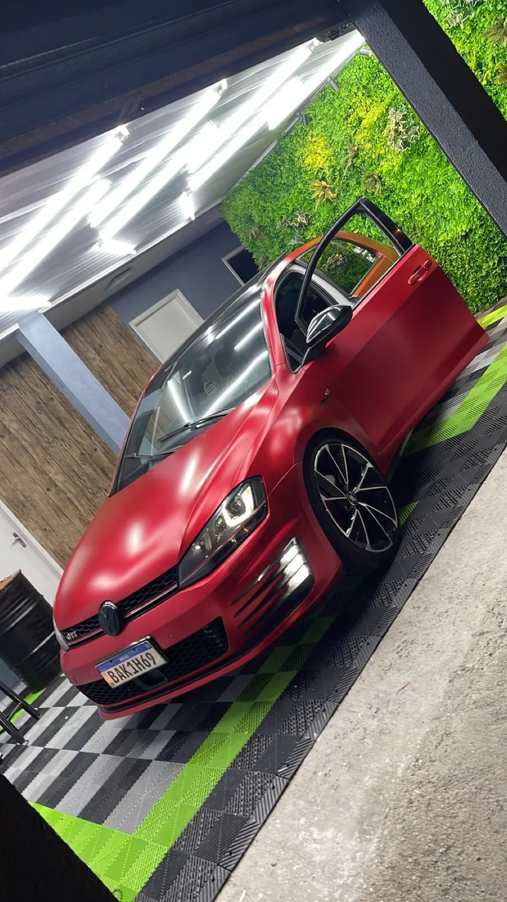VW Golf GTI vermelho fosco com porta aberta na 041 Adesivos